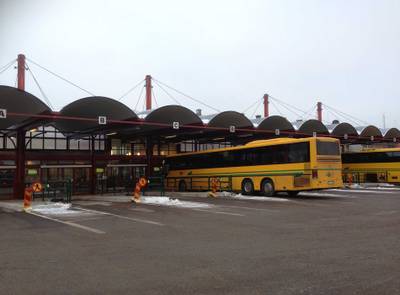 En gul buss ståtr parkerad